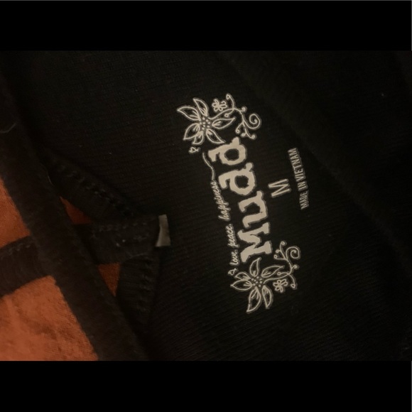 Mudd long sleeve medium black shirt with front and back v cut design - Picture 5 of 5